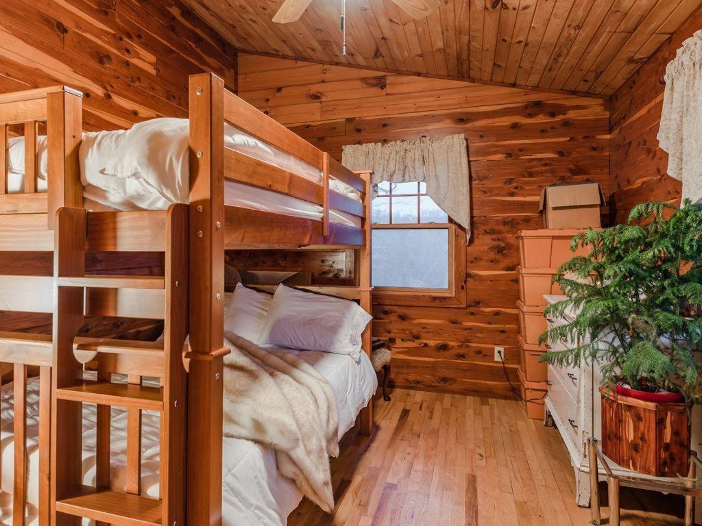 Fly Away Cabin- Modern, Serene, And Convenient Compton Екстериор снимка